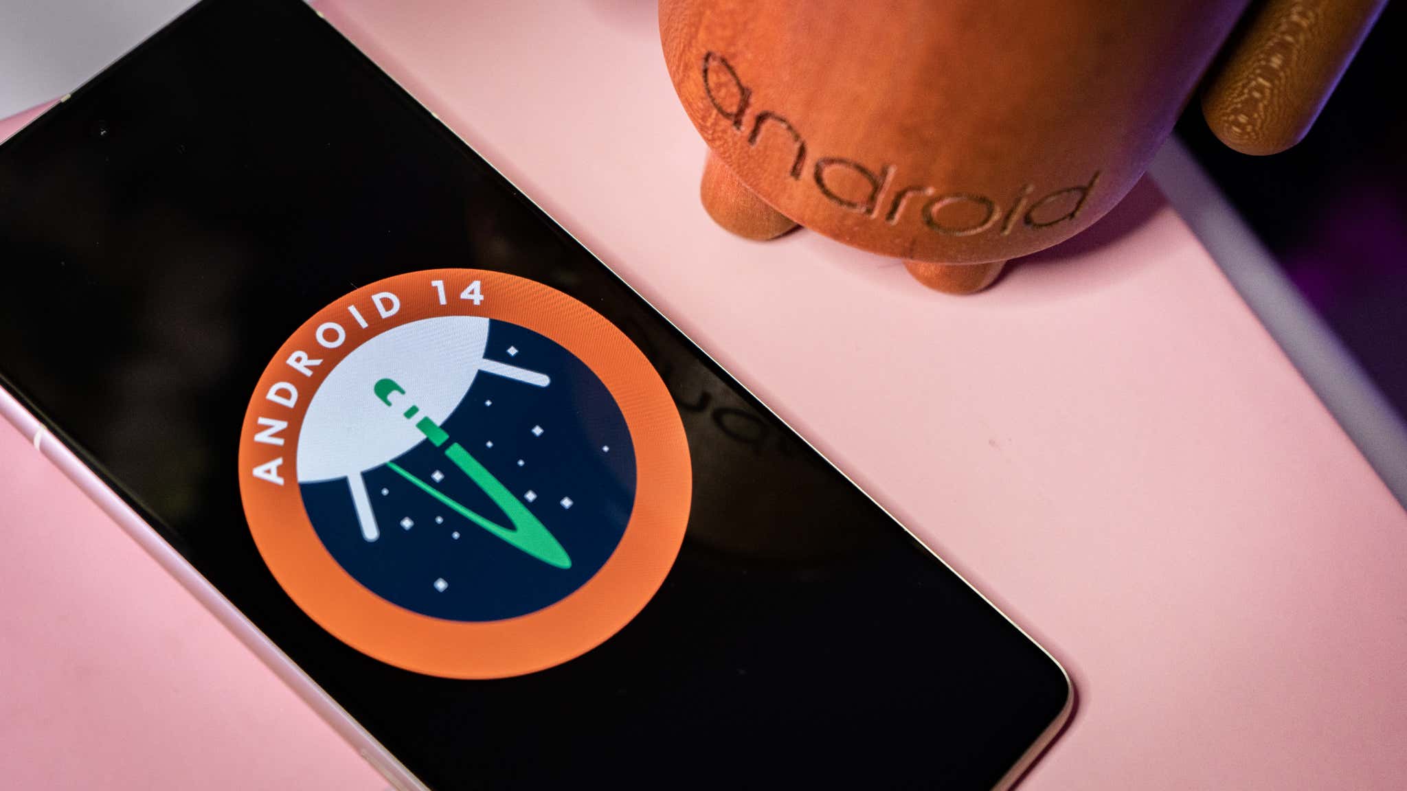Android 14-Logo auf einem Telefon